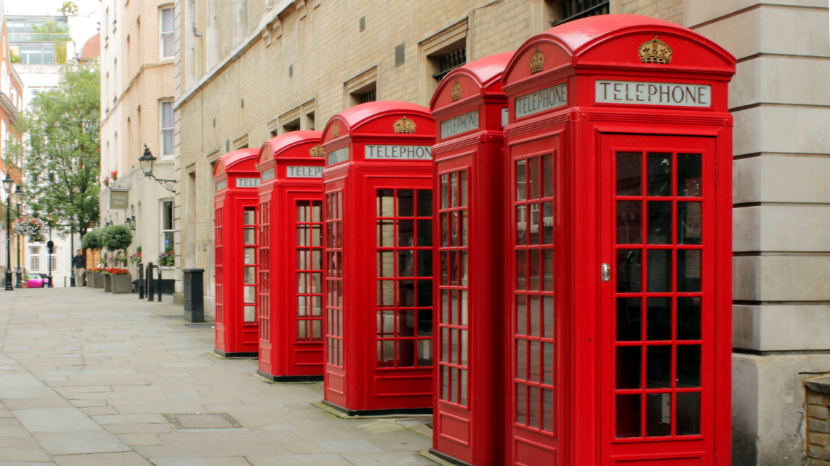 Βρετανία: Οι κόκκινοι τηλεφωνικοί θάλαμοι αλλάζουν και γίνονται γραφεία